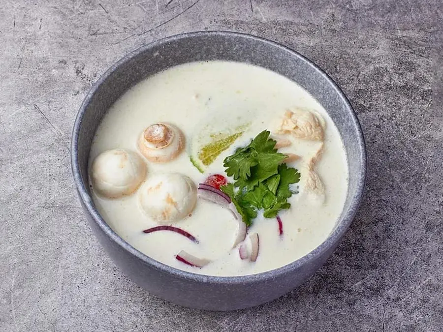 Том Кха с курицей